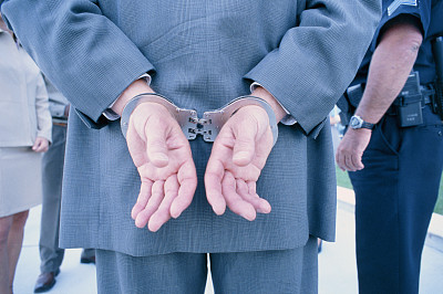 員工被行政拘留 用人單位可否以曠工為由解除勞動合同？